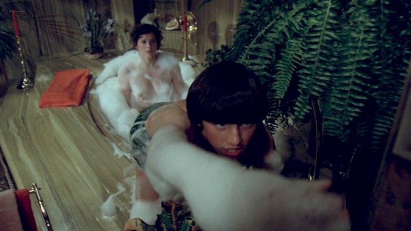 Голая Эммануэль Сильвия Кристель 1974