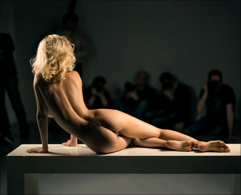 Голые натурщицы позируют