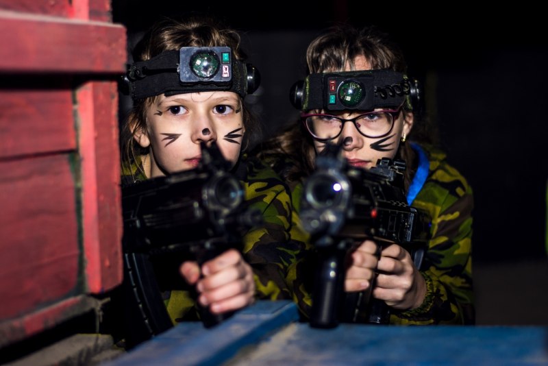 Голые лазертаг с большими сиськами