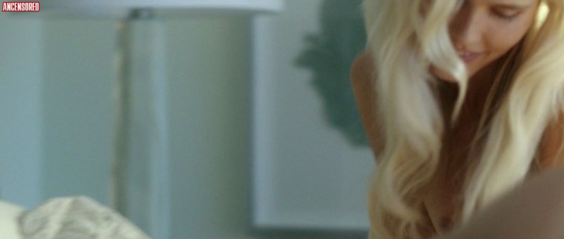 Изабель Лукас раздевается