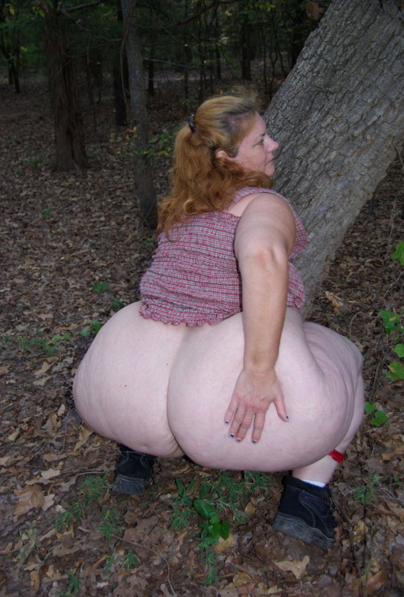 Толстый зад на природе