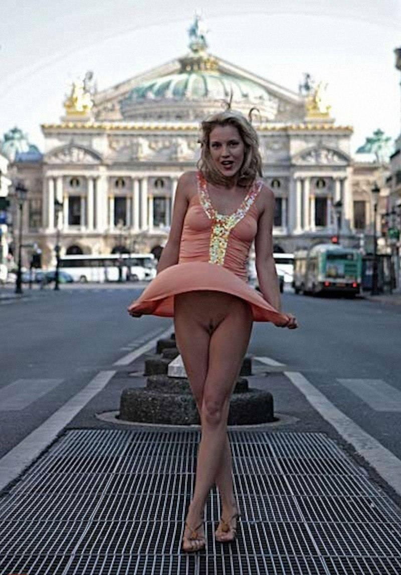 Женщина раздевается на улице