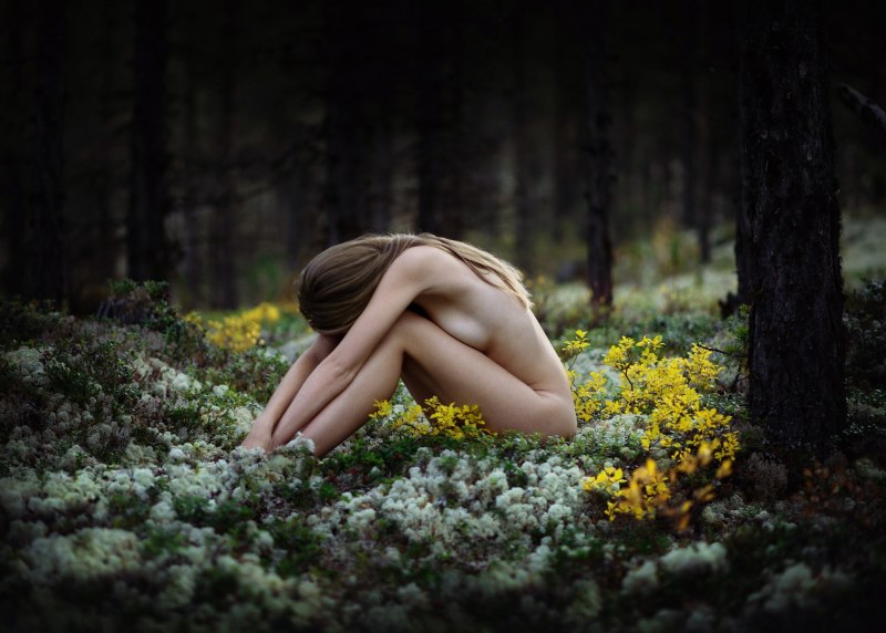 Эротическая фотосессия в лесу