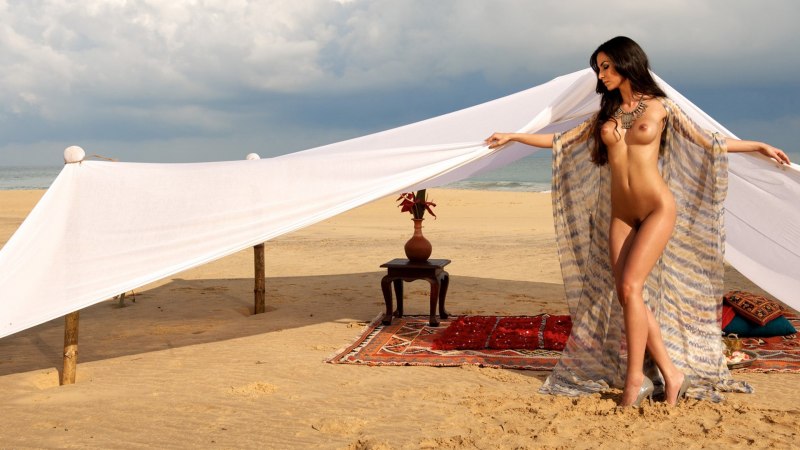 Эротическая фотосессия в пустыне