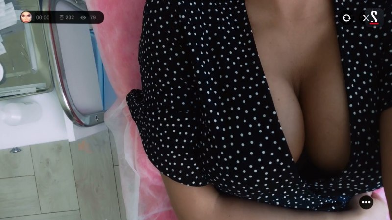 Голая красотка с вином