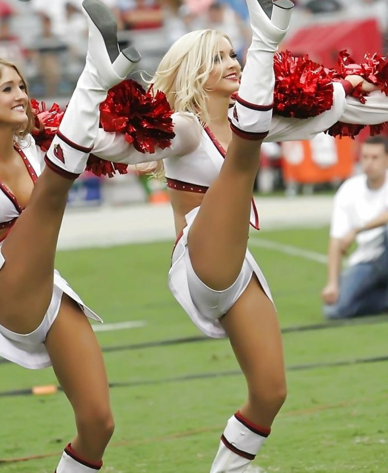 Голые тёлки в раздевалке