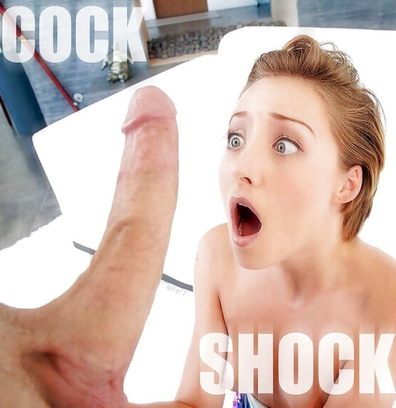 Удивленно смотрит на член