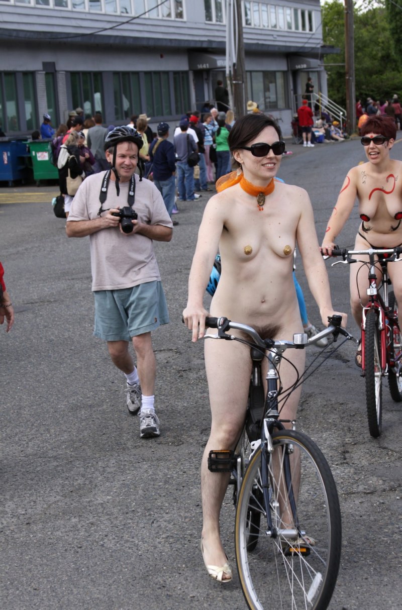 Голый женский велопробег