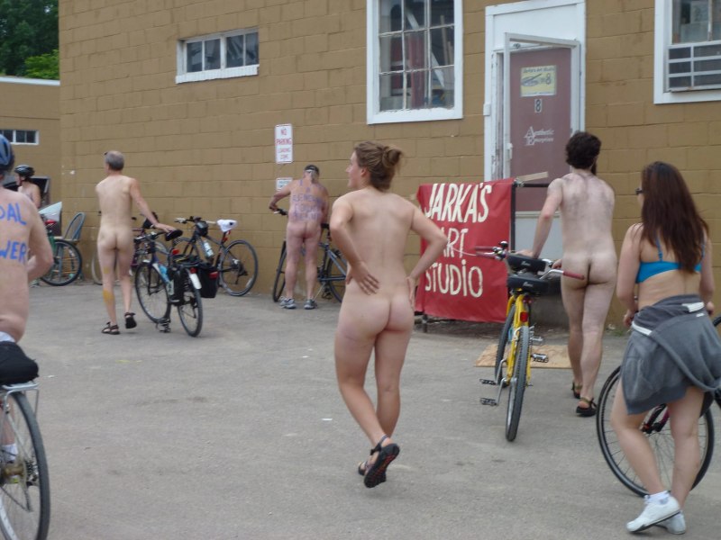 Голый велопробег для взрослых