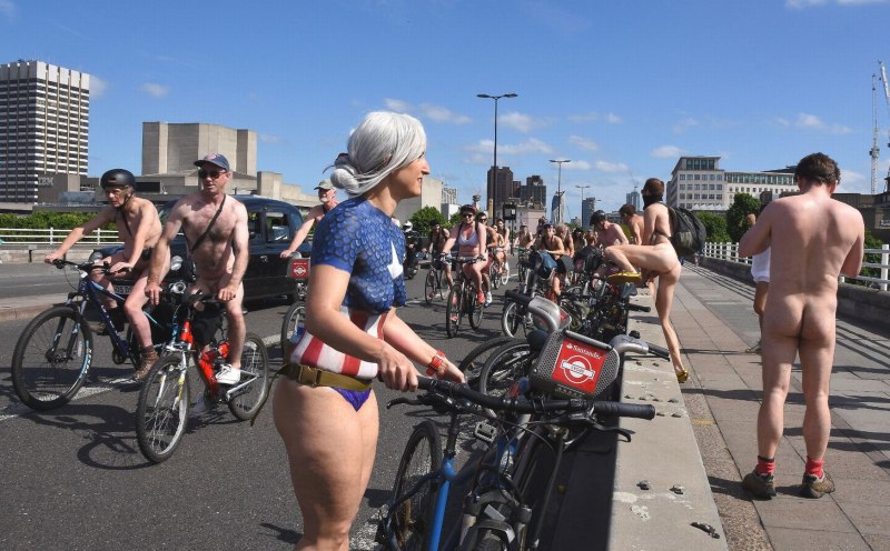 Пробег голых велосипедистов