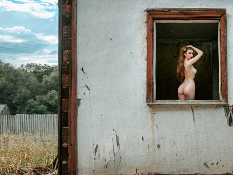 Голенькие девушки в окне