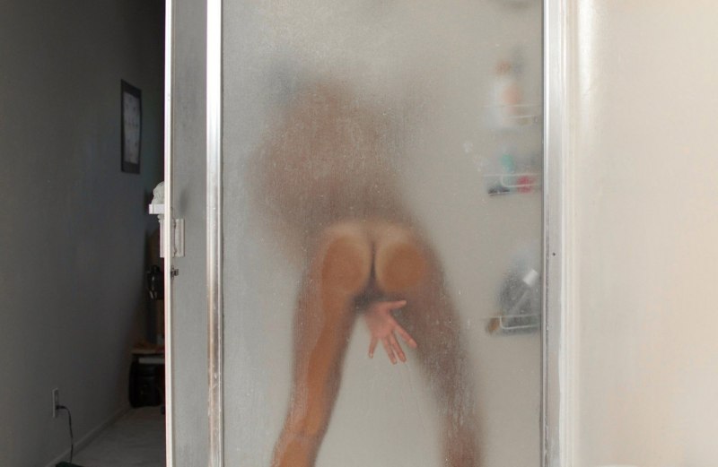 Подглядываем в душевых