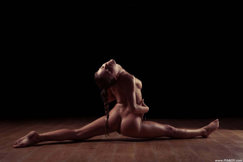 Фото девушек ню на шпагате