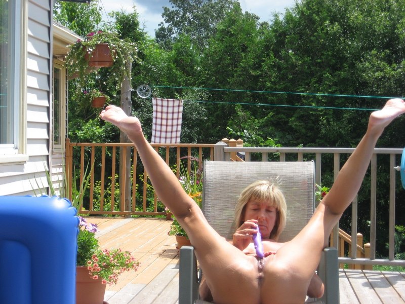 Красивая девушка на балконе ню