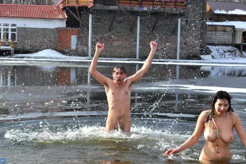 Голые бабы в проруби на крещение