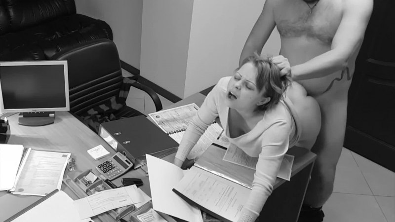 Ебля на столе в офисе частное