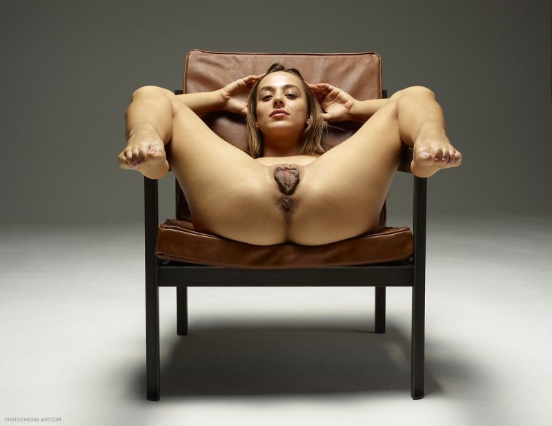 Голые взрослые женщины вид снизу