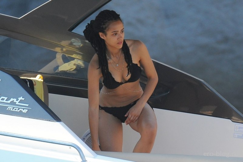 Актриса Натали Эммануэль в купальнике