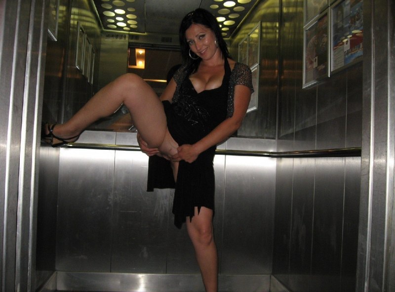 Обои с сиськами в лифте