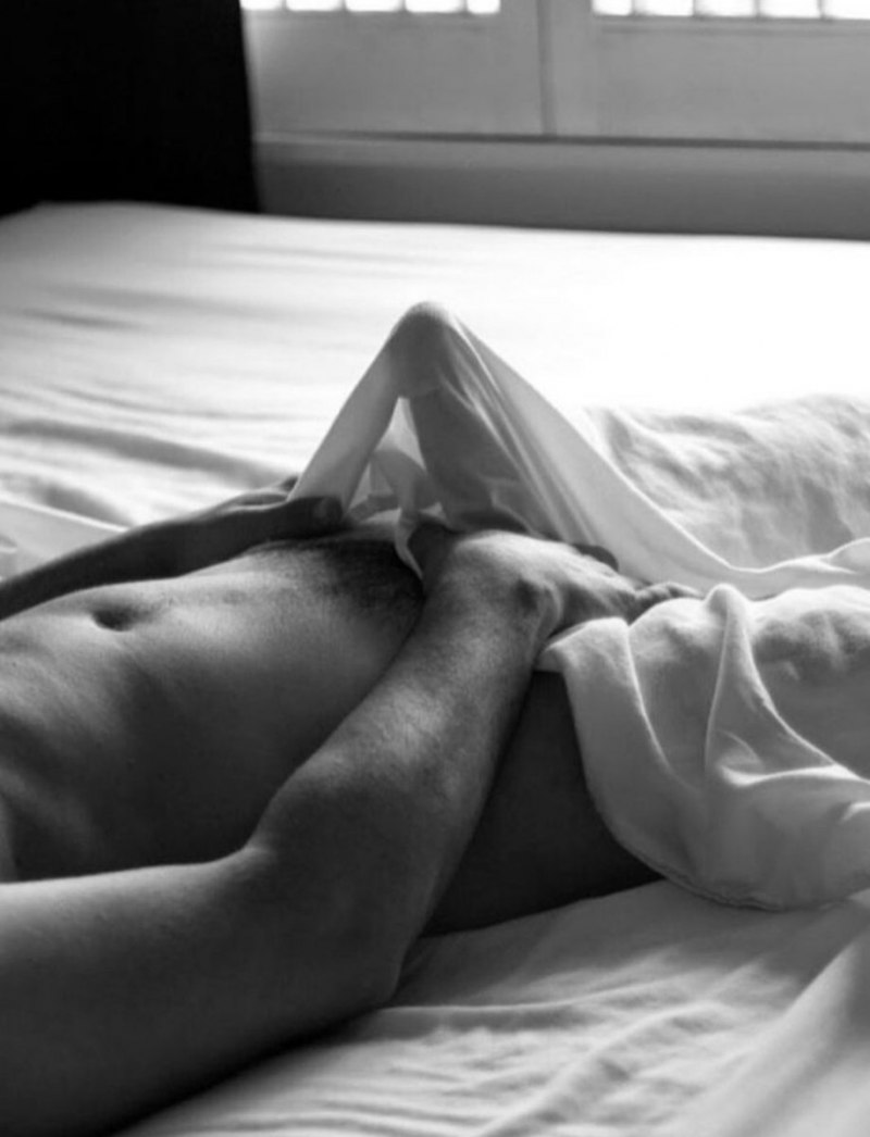 Парни голые под одеялом