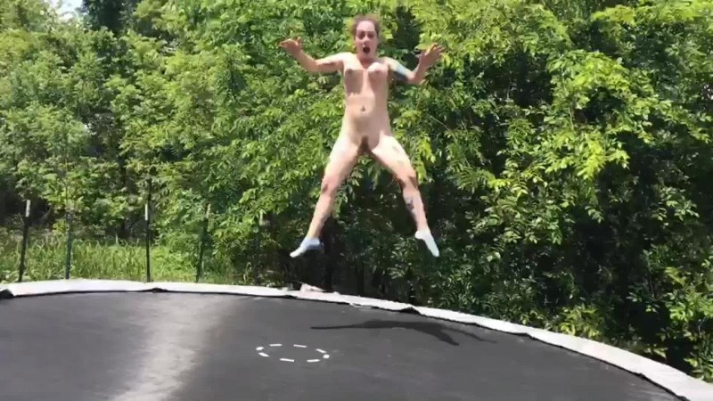 Прыжки на батуте голышом