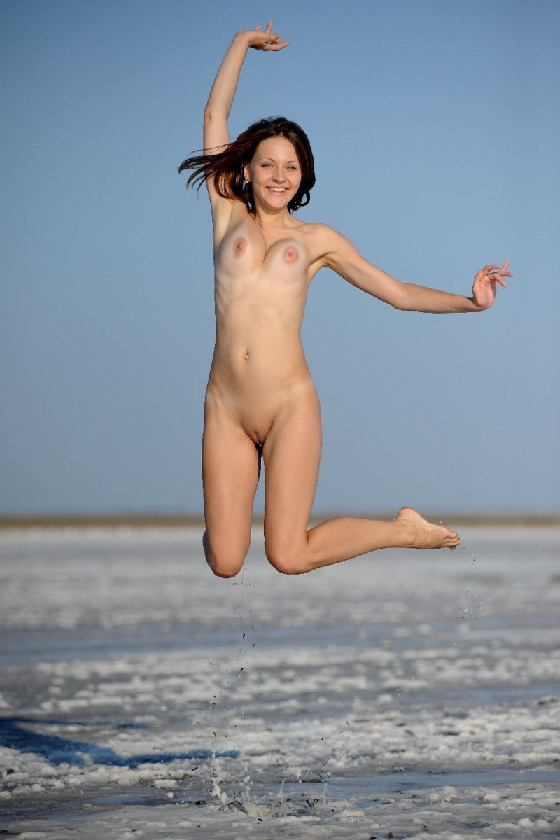 Девушки прыгают голышом