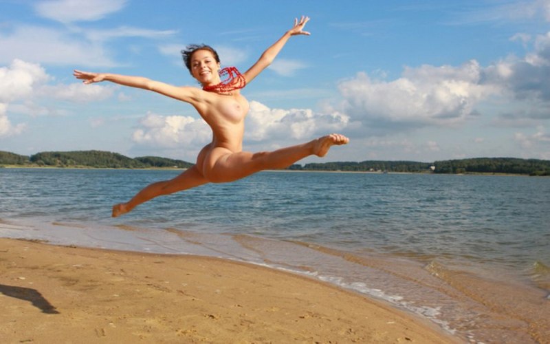 Голые девки прыгают в воду