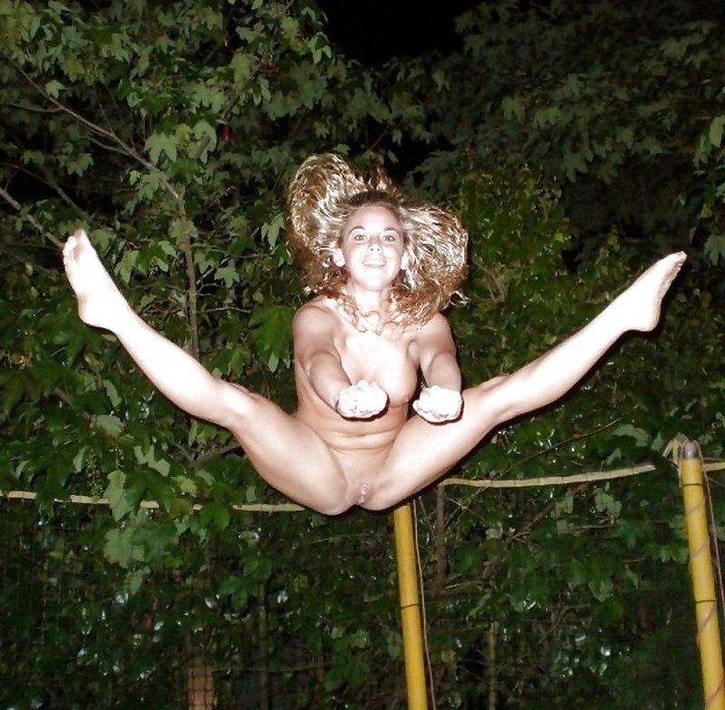 Девушки на батуте без трусов