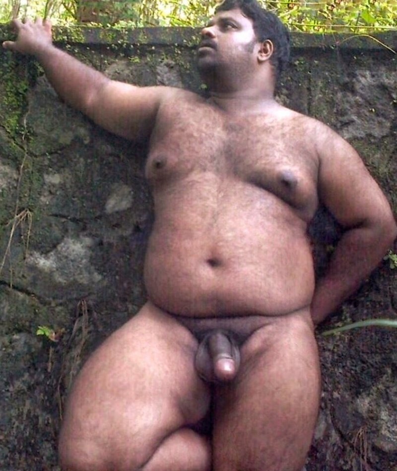 Очень жирный голый мужик