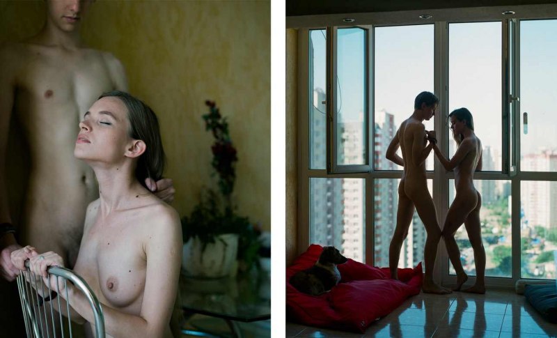 Мужчины раздеваются на улице