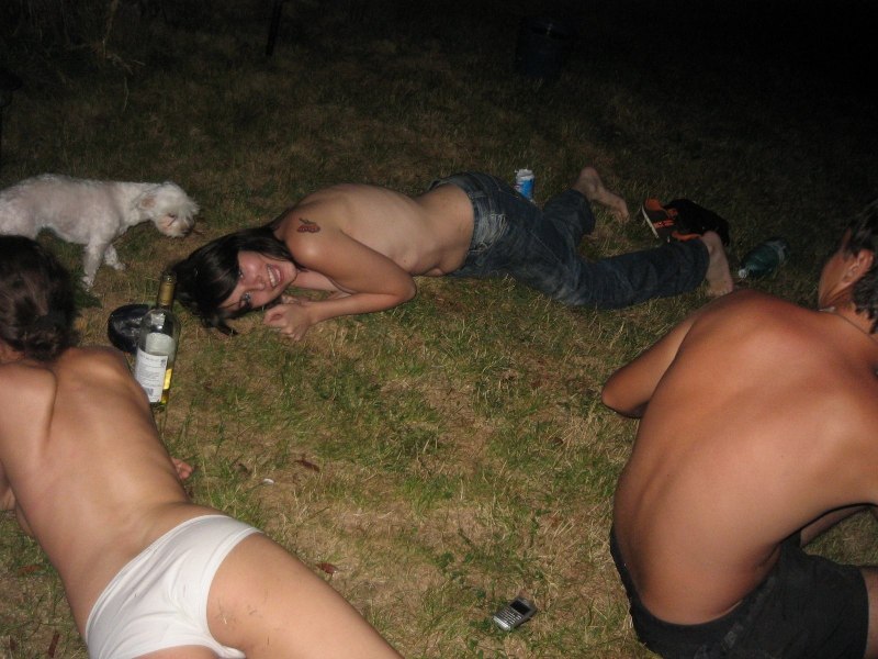 Пьяные девушки на природе