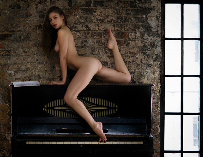 Ava Miller aka Maura, FTV Maura в платье голая