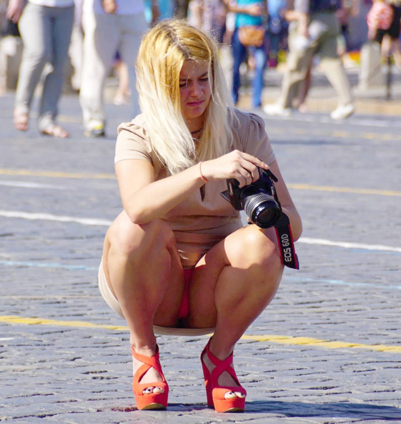 Зрелая в юбке без трусиков