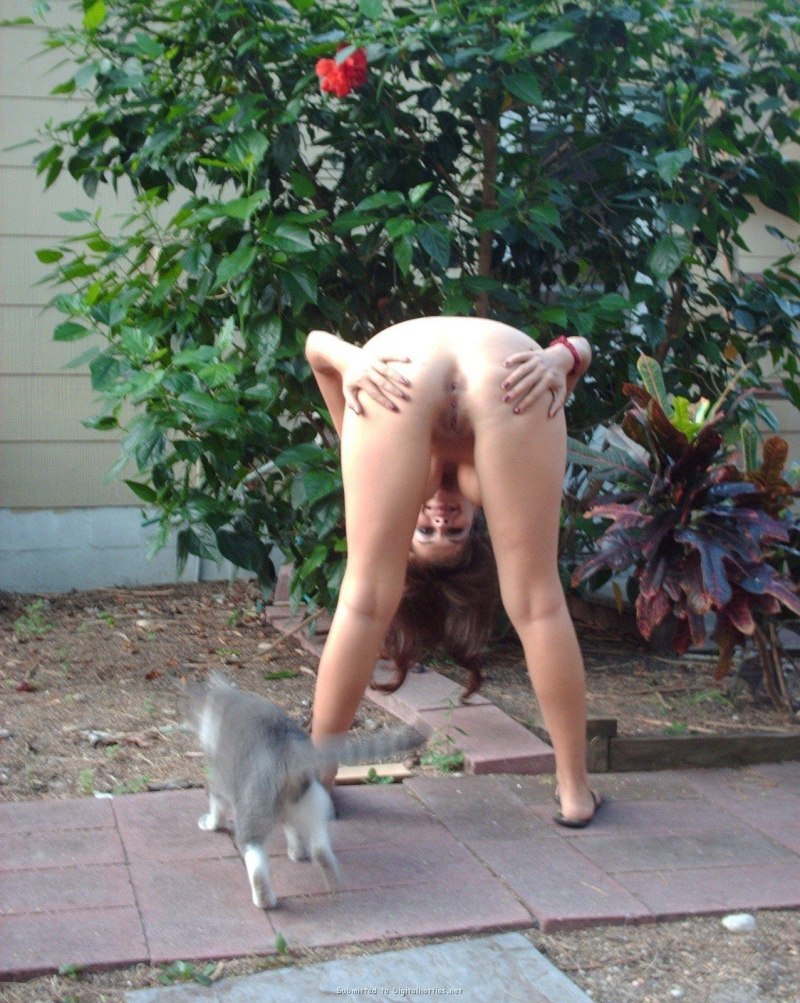 Бабы без трусов под юбкой