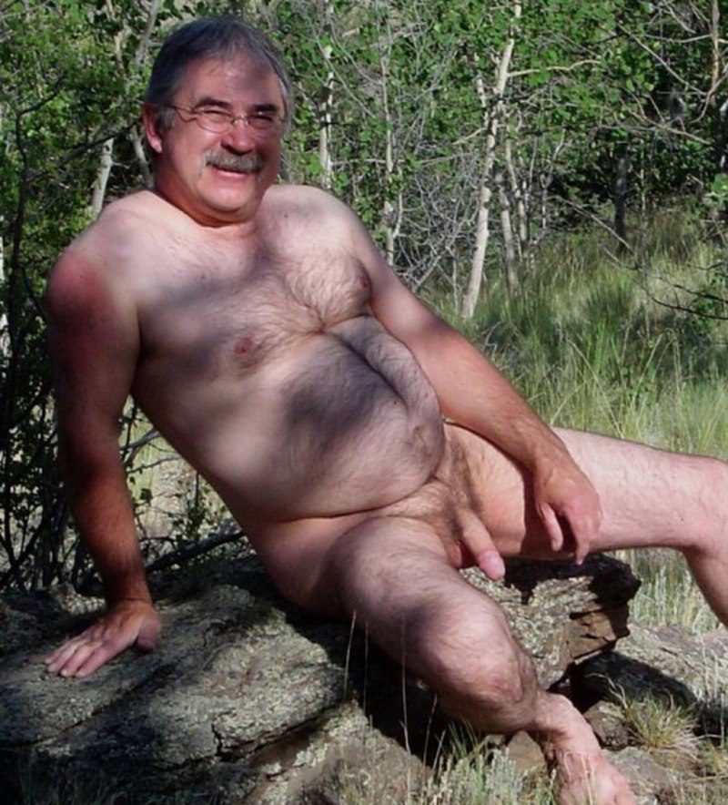 Голый старик с большим