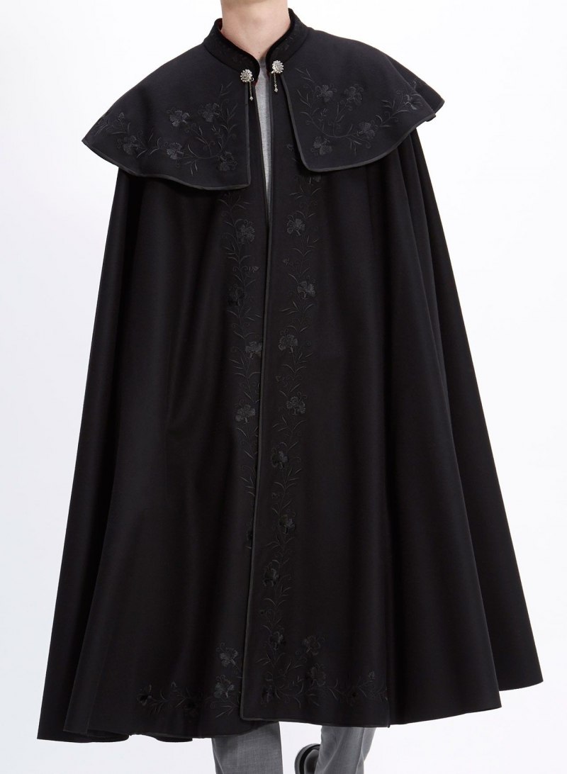 Мужчина в плаще на голое тело