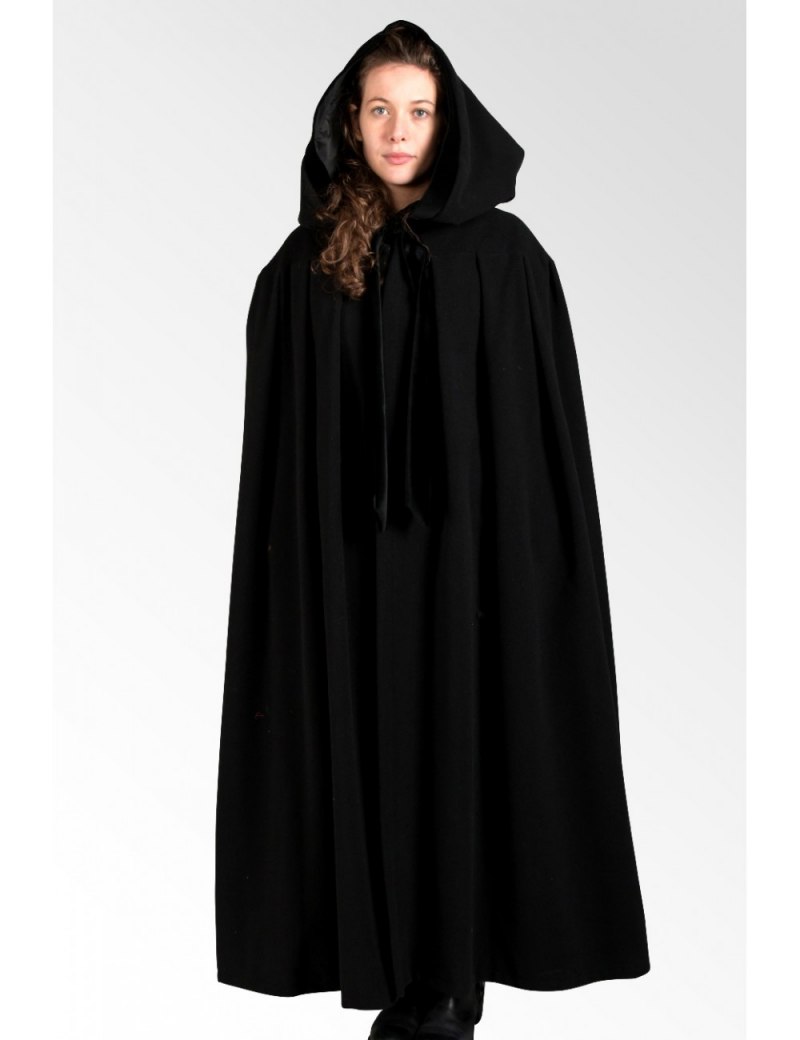 Женщина на выпускном в мантии с дипломом рисунок