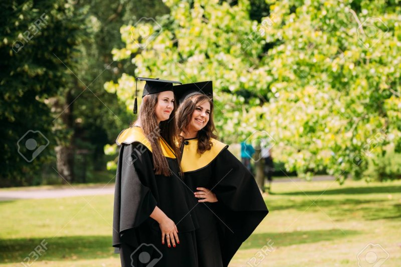 Девушка; черная накидка; ню