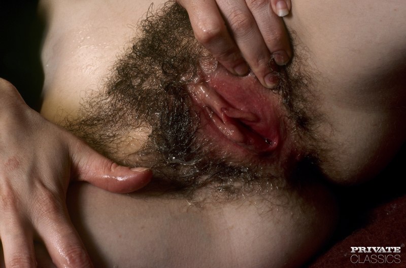 Огромный член в волосатой киске