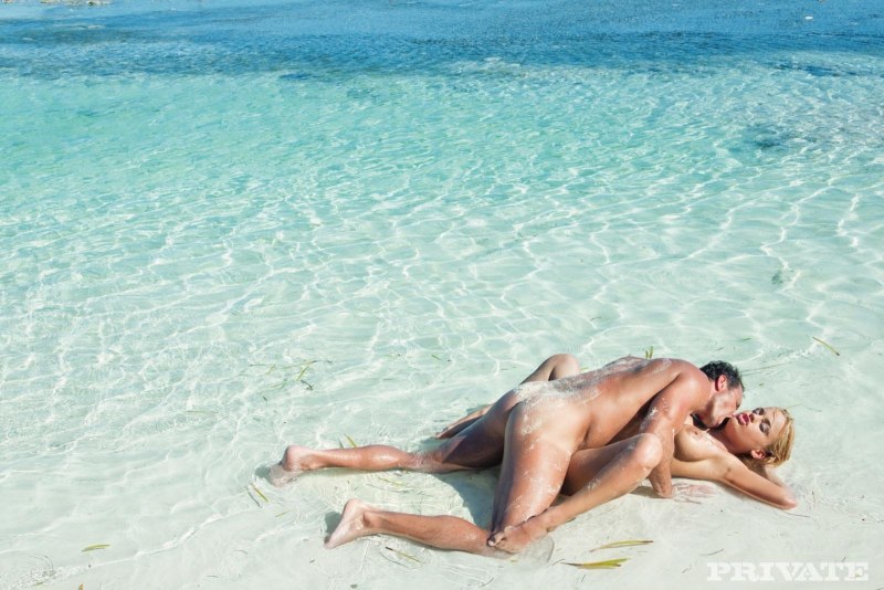 Голые девки с парнями на пляже
