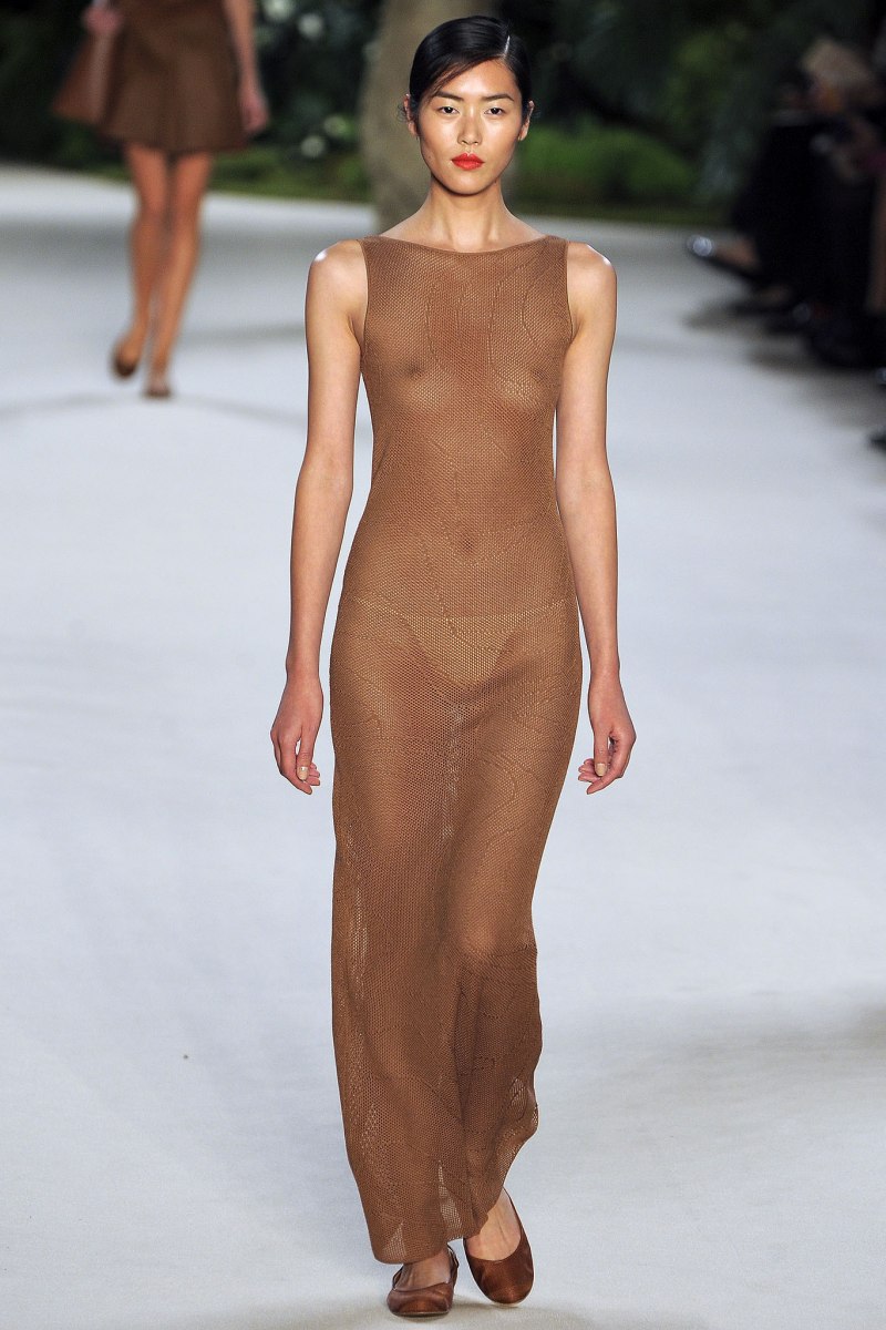 Голые манекенщицы на подиуме