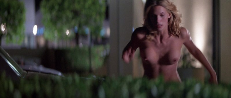Голая Наташа Хенстридж в фильме особь