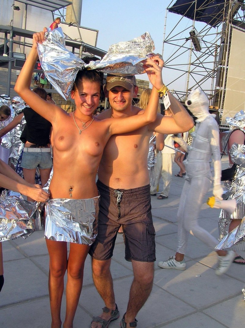 Пляжная вечеринка в стиле ню