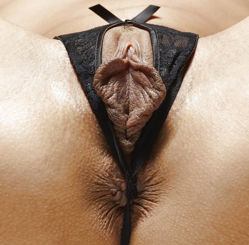 Девушки в трусах с прорезью