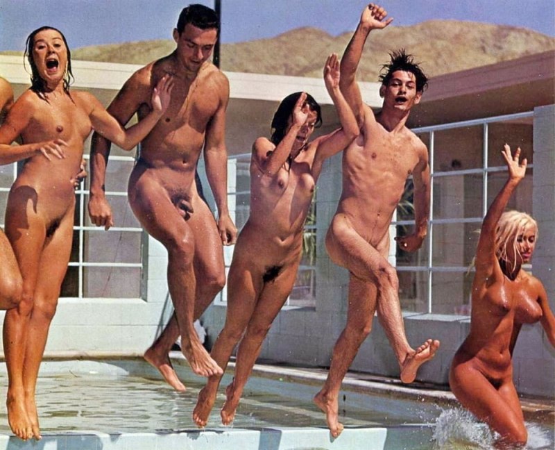 Голая в общественном бассейне