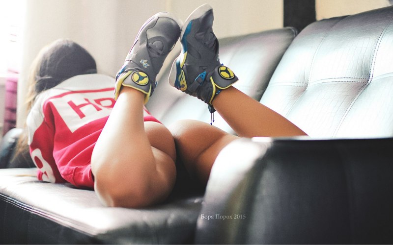 Девушка в кроссовках ню