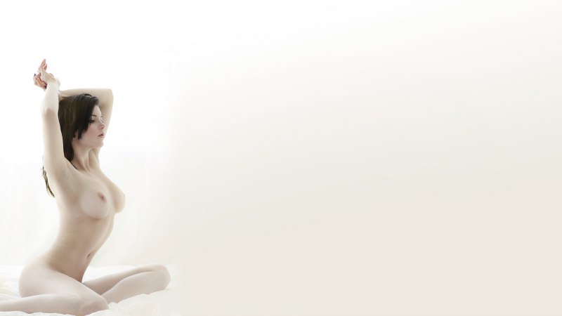 Голая женщина на белом фоне