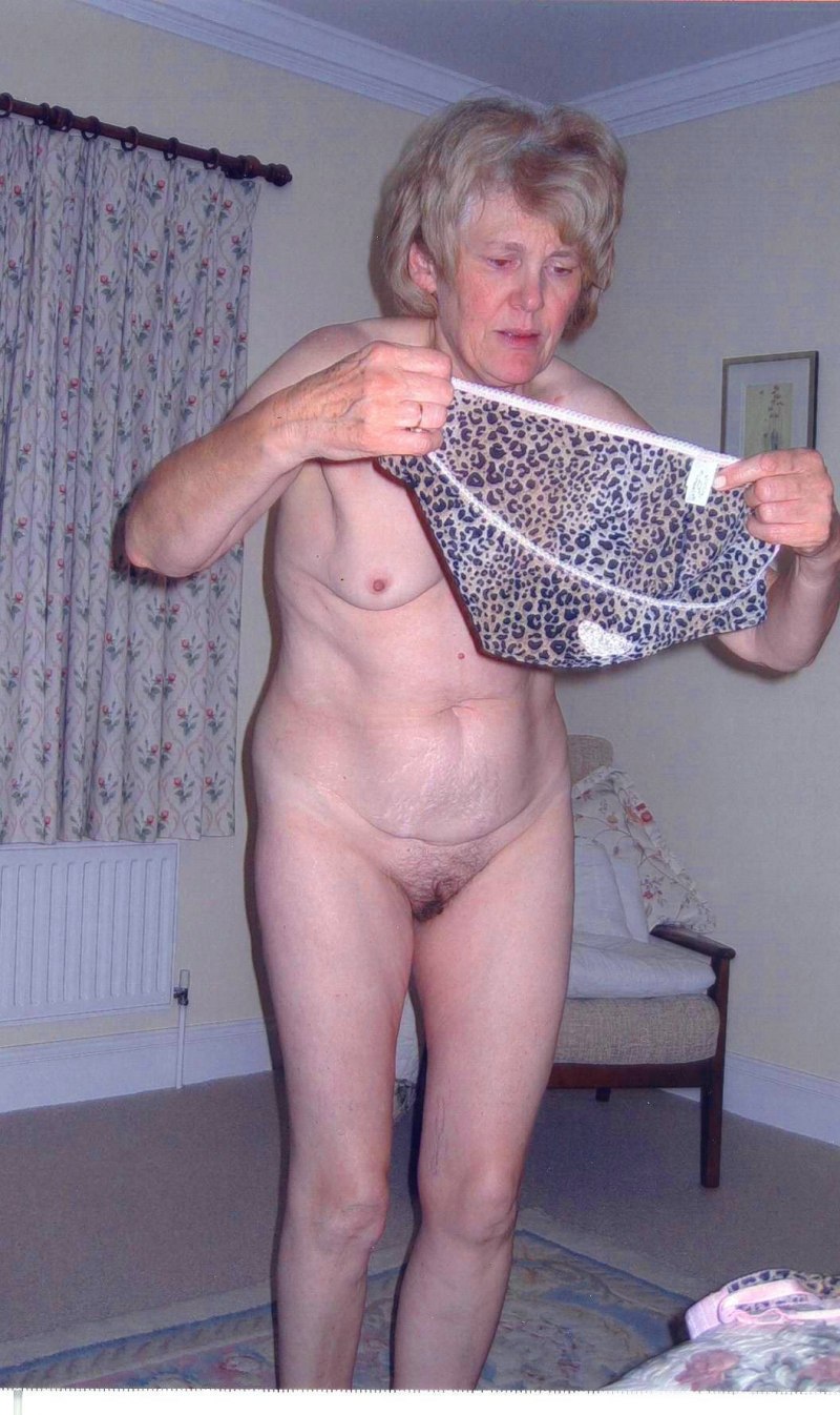 Старая бабушка раздевается