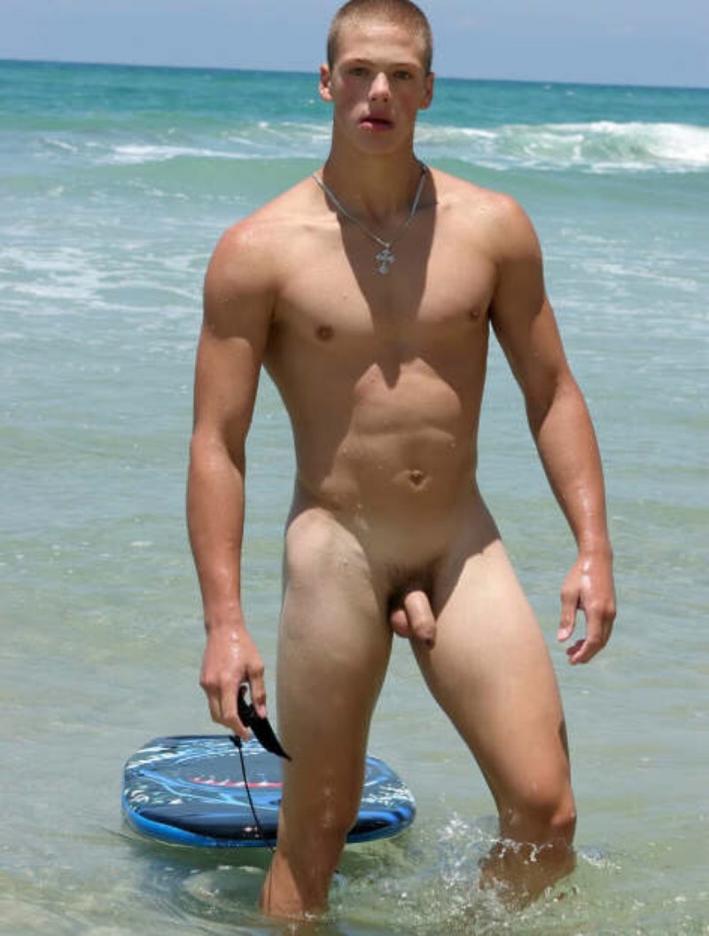 Голые парни бегают по пляжу