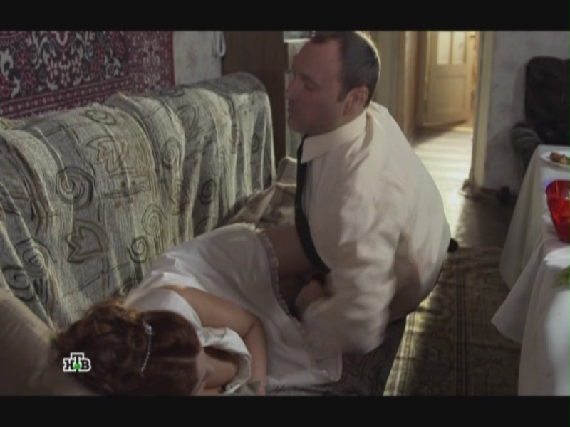 Эшли Грэхем раздвинула ноги в чулках